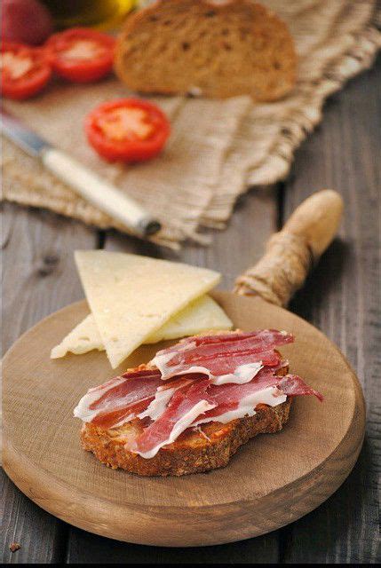 Pan Con Tomate Jamón Ibérico Y Queso Manchego Pan Con Tomate Vinos