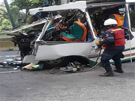 Dos Fallecidos Y 23 Heridos Por Triple Accidente En La Autopista