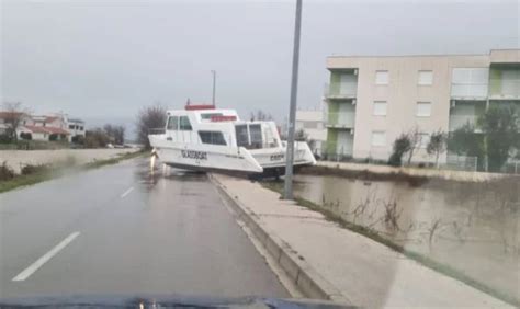 Nevjerovatni Prizori Iz Bh Susjedstva Brod Na Cesti Odroni I