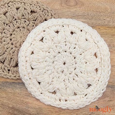 Floral Farmhouse Crochet Coasters - Free Pattern on Moogly