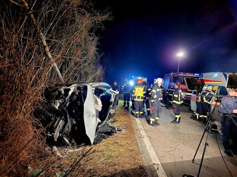 Pkw Prallte In Reichersberg Gegen B Ume Lenker Eingeklemmt