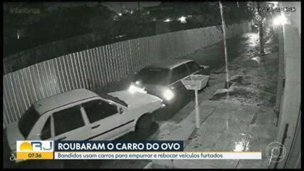 Vídeo Bandidos usam carros para empurrar e rebocar veículos furtados