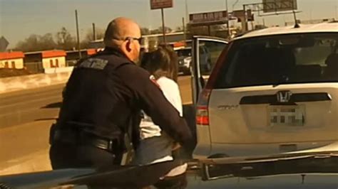 Us Police Officer Saves Texas Driver Who Was Choking On A Piece Of Gum