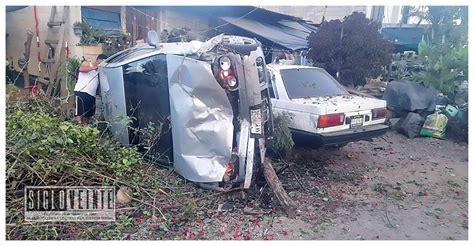 Golf vuelca en la carretera federal Zitácuaro Tuzantla conductor