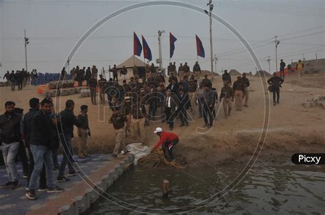 Image Of Uttar Pradesh Police Officials At Prayagraj During Kumbh Mela 2019 Pz637059 Picxy