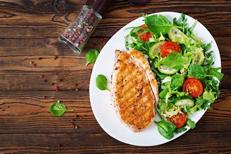 Ensalada De Pechuga De Pollo A La Parrilla Y Vegetales Frescos Tomates