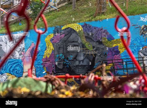 Graffiti En Un Muro A La Entrada De La Comuna 13 Fotografías E Imágenes