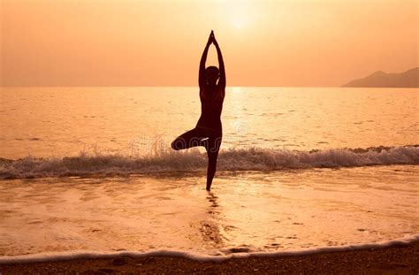 Yoga en mer image stock Image du scène ciel été sain 25629519