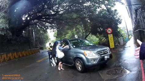 車輛故障卡彎道女駕駛心慌慌｜士林警員即刻援助 Yahoo奇摩汽車機車