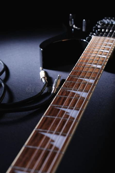 Guitarra El Ctrica Negra Moderna Con El Cable Del Enchufe En Negro