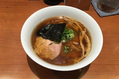 『醤油金華豚チャーシュー麺 名古屋コーチン味玉』支那そばや 東京ラーメンストリート店のレビュー ラーメンデータベース