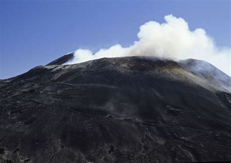 L Eruzione Dell Etna Blocca I Voli Su Catania