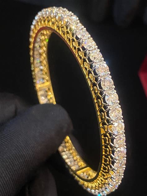 Stunning 15 Cts Round Brilliant Cut 30 Pointer Diamonds Bangle In Fine