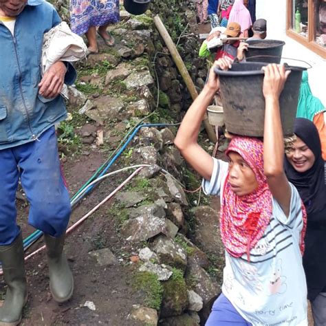 JALAN GANG DIBANGUN WRGA DUSUN CIKUJANG GIRANG GIAT BERGOTONG ROYONG