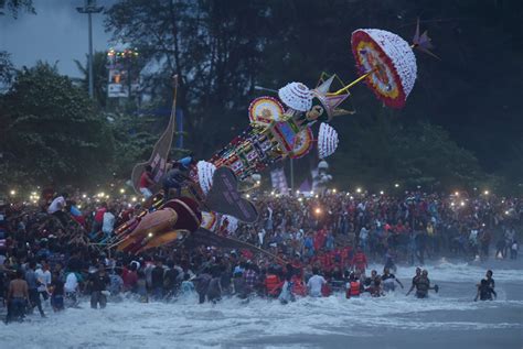 Mythical Islamic steeds cast into sea at Hoyak Tabuik festival in West ...