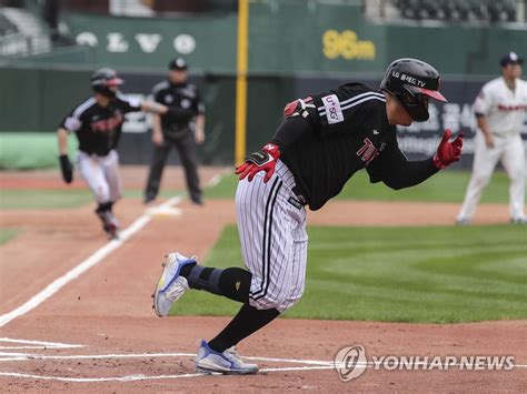 김현수 선취 2타점 적시타 연합뉴스