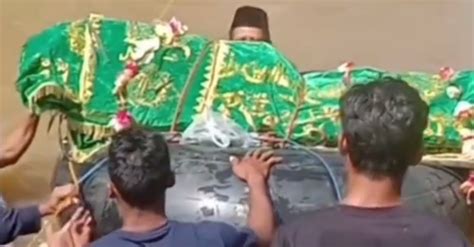 Video Viral Mayat Dilarung Lewati Derasnya Air Menuju Pemakaman Para