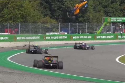 Formula Gp Monza Incidente Spaventoso Per Peroni L Auto Decolla