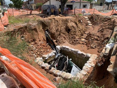 Carro invade interdição e cai em cratera na Zona Norte de Natal veja