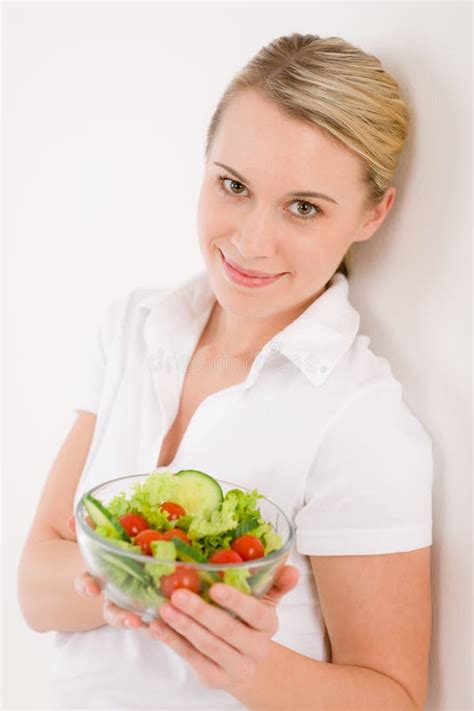 Gezonde Levensstijl Vrouw Met Plantaardige Salade Stock Afbeelding