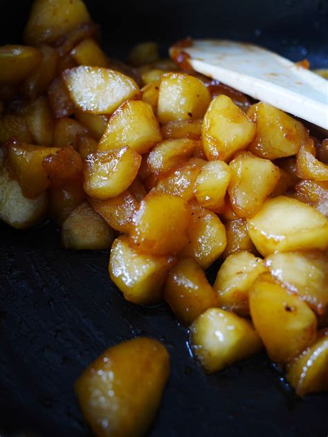 Le naked cake aux pommes caramélisées et fève de Tonka Blog de