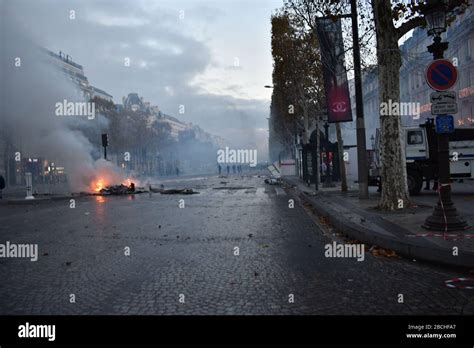 Disordini Nelle Strade Di Parigi Immagini E Fotografie Stock Ad Alta