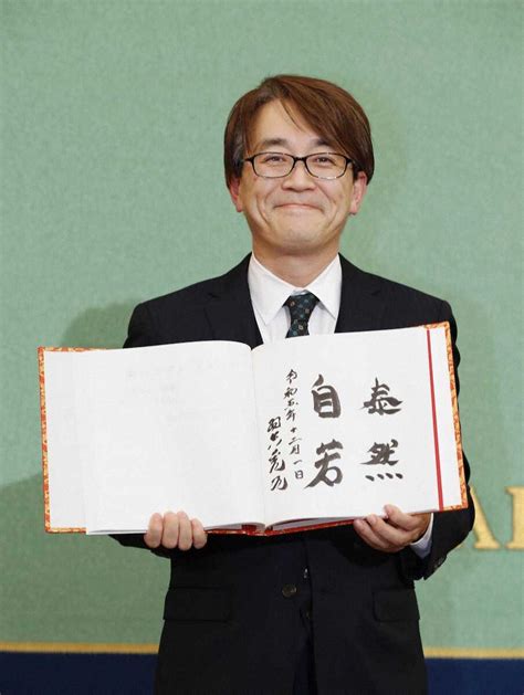 講演と記者会見を終え、写真に納まる日本将棋連盟の羽生善治会長＝1日午後、東京都千代田区の日本記者クラブ ― スポニチ Sponichi