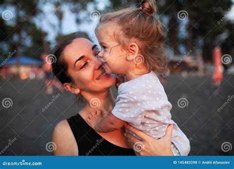 Madre Feliz Y Su Peque A Hija Al Aire Libre Foto De Archivo Imagen De