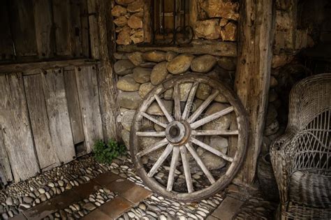 Roda De Carruagem De Madeira Velha Foto De Stock Imagem De Marrom