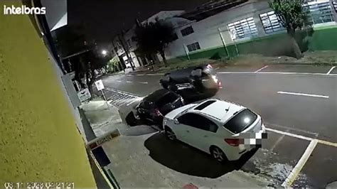 Condutor Colide Em Carro Estacionado Na Rua Doutor Camargo E Ve Culo