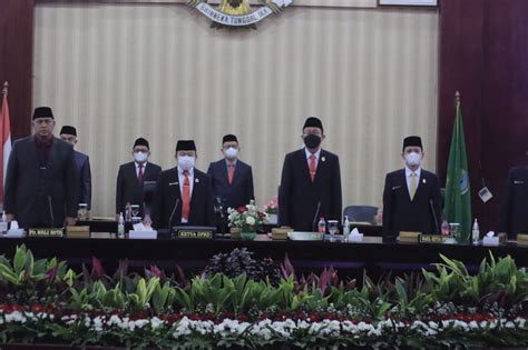 TRI ADHIANTO PLT WALI KOTA BEKASI RAPAT PARIPURNA DPRD MENDENGARKAN