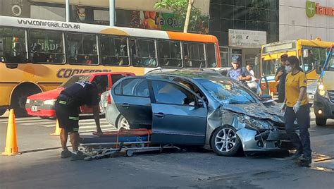 Tremendo Choque Entre Un Auto Y Un Colectivo En C Rdoba El Diario De