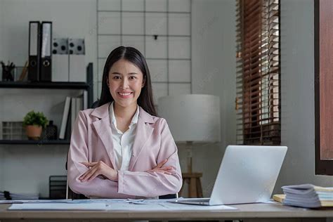 在辦公桌上從事財務和分析工作的女商人 照片背景圖桌布圖片免費下載 Pngtree