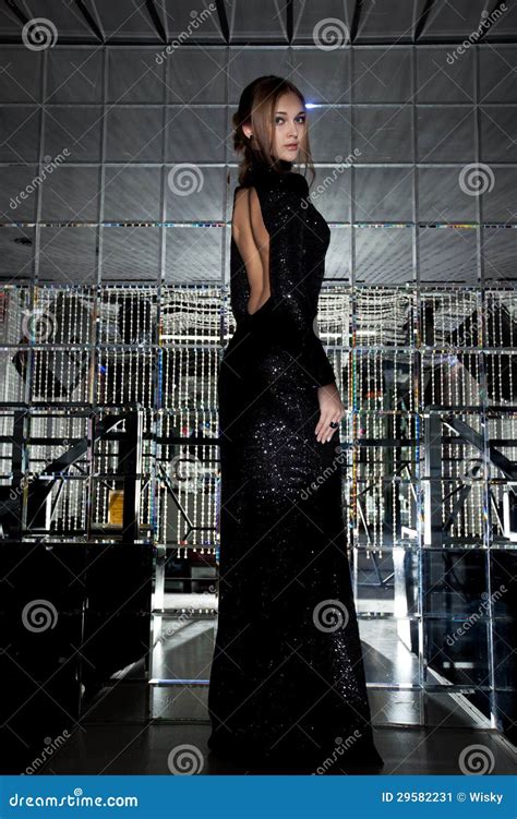 Menina Lindo Que Levanta No Vestido Preto Imagem De Stock Imagem De