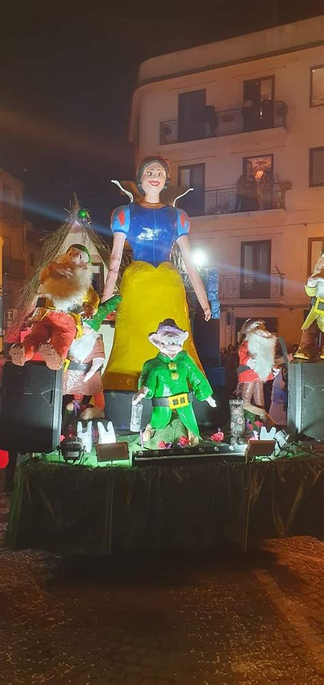 A Castelbuono Tornano Il Carnevale E I Carri Allegorici Boom Di