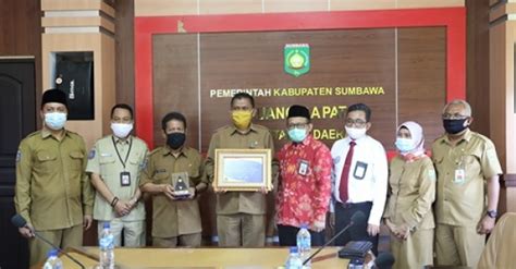 Raih Predikat Wtp Delapan Kali Pemkab Sumbawa Terima Plakat Dan Piagam