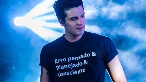 Luan Santana deixa mistério no ar camiseta emblemática em show