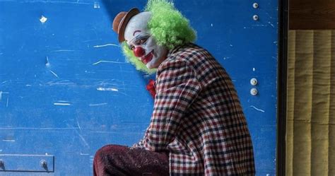 New Joker Set Photo Puts Joaquin Phoenix In A Different Clown Costume