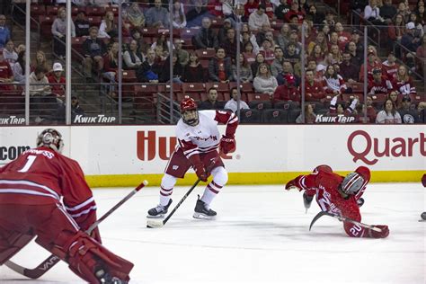 Mens Hockey Badgers Blow Another Third Period Lead Fall 3 2 In Overtime Vs Minnesota Wsum