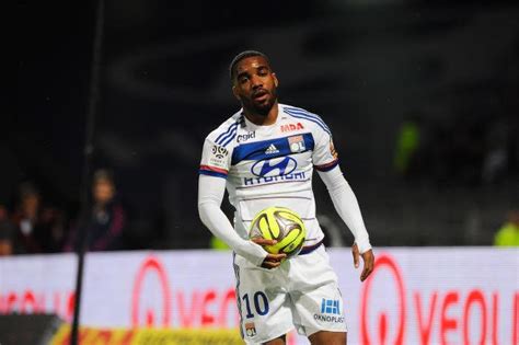 Mercato Ol Psg Un Club Serait Pr T Tout Pour Alexandre Lacazette