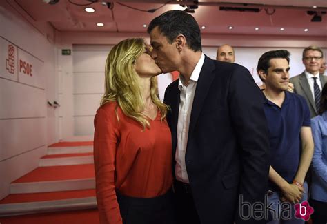 Pedro Sánchez Y Begoña Gómez Besándose En La Noche De Las Elecciones