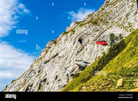 Bunte Zahnrad Schienenwagen Klettern Am Pilatus Luzern Schweiz