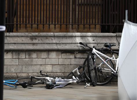 Carro Atinge Ciclistas E Se Choca Com Barreira Em Frente Ao Parlamento