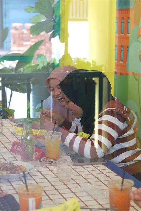 pelanggan easy eats  bisa makan sambil nongkrong bareng bestie