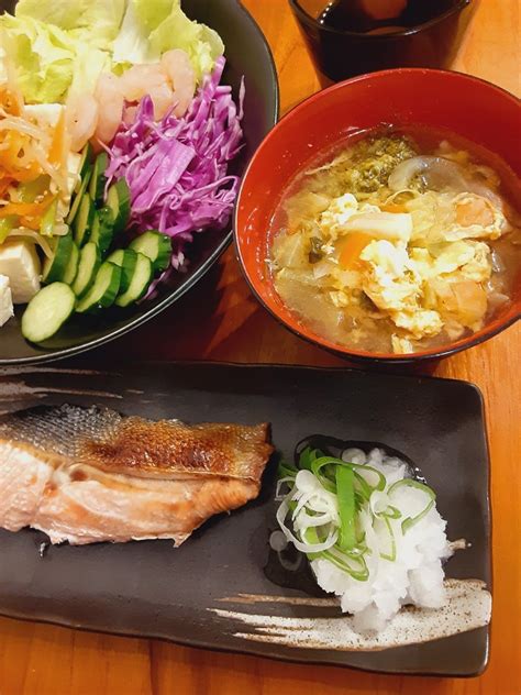 旬の 鮭♡ 野菜多めの献立に日々奮闘中です♪︎