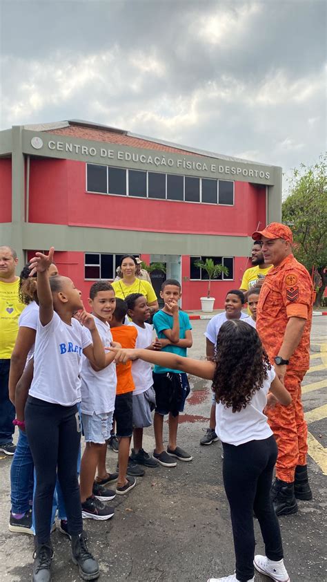 Bombeiros do Rio realizam atividades educativas crianças de projeto