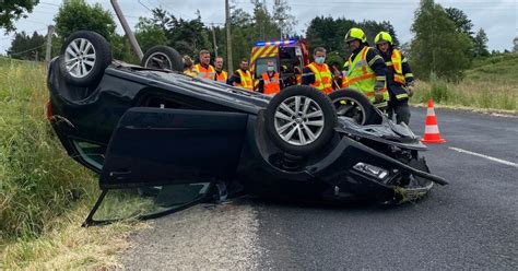 La Voiture Termine Sur Le Toit