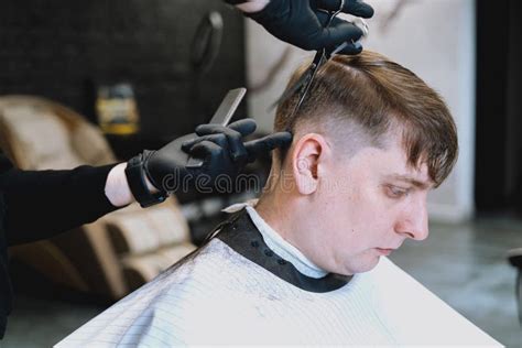 Visita A Barbershop Un Hombre Elegante Hace Un Corte De Pelo De Moda