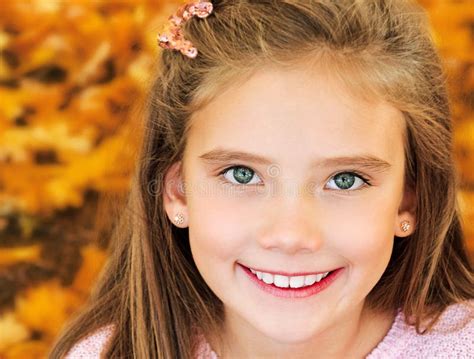 Portrait D Automne D Enfant De Sourire Adorable De Petite Fille Avec