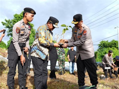 Peringatan Hari Bhayangkara Ke 78 Tanam Pohon Sukun Di PJR Polda Sulbar